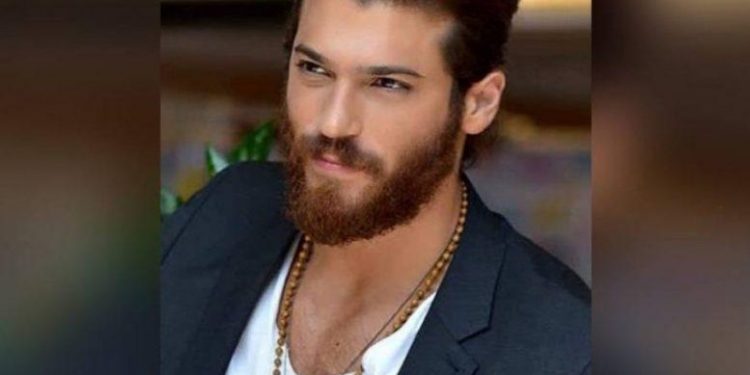 ’Çmend’’ rrjetin! Aktori me origjinë shqiptare prezanton për herë të parë nënë e tij