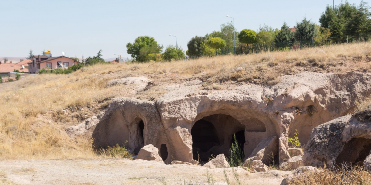 Një burrë çau murin e bodrumit të tij dhe zbuloi tunelet, misteri i qytetit antik në Turqi