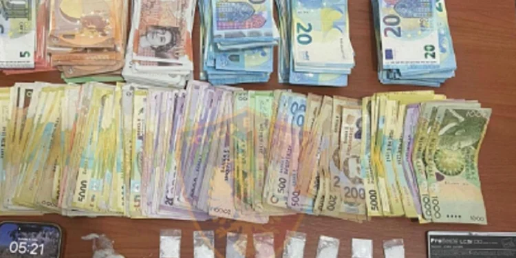 Anglezët  “gjejnë vende pune bosh” në Shqipëri! Tre “patriot” të Rishi Sunak kapen duke shitur drogë në Dhërmi