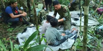 VIDEO/ Mrekullia ekziston! Mbijetuan për 40 ditë në xhunglën e Kolumbisë katër të mitur: Momenti kur nxirren nga pylli e dërgohen në spital