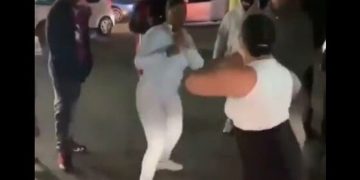 Me grushte e shkelma, vajzat zihen ashpër për një vend parkimi, pamjet bëjnë xhiron e rrjetit