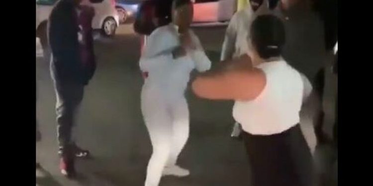 Me grushte e shkelma, vajzat zihen ashpër për një vend parkimi, pamjet bëjnë xhiron e rrjetit