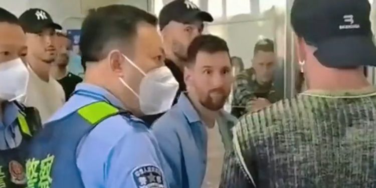 VIDEO virale, policia kineze ndalon Messin në aeroport