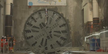 Tunel-shpuesja gjigante e nëntokës arrin në aeroportin e Parisit për linjën e re të metrosë