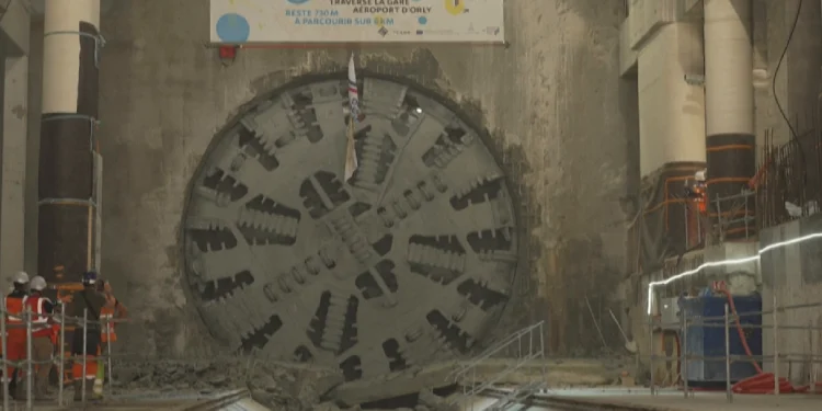 Tunel-shpuesja gjigante e nëntokës arrin në aeroportin e Parisit për linjën e re të metrosë