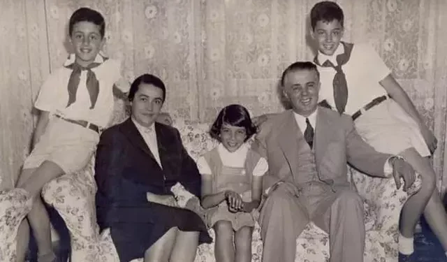 Përse nuk mund ta pranonte Nexhmije Hoxha që burri i saj ishte kriminel? Intervista e rrallë për mediat greke