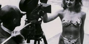 “Bikini”që njohim të gjithë: Sot u shfaq për herë të parë në një sesion fotografik në një pishinë në Paris më 5 korrik 1946