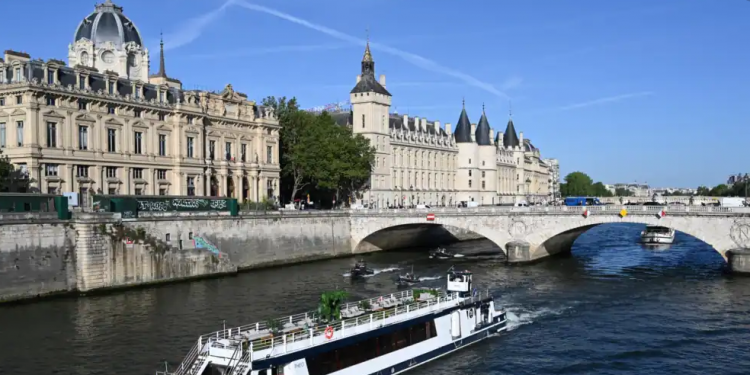 I ndaluar për një shekull për shkak të ujit të ndotur, Parisi rikthen notin në lumin Sena