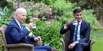 Joe Biden merr masa pas “gafave” në publik: Çfarë shkruhej në kartën që mbante në dorë?!