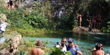 Te Syri i Kaltër, aty ku qytetarit perëndimor “i bie maska”