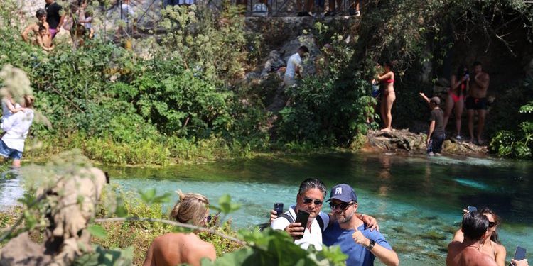 Te Syri i Kaltër, aty ku qytetarit perëndimor “i bie maska”