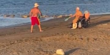 I moshuari me karrocë me rrota luan ping pong në plazh, video ‘pushton’ rrjetet sociale: Çfarë shembulli