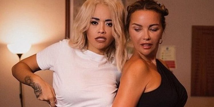 Rita Ora performoi me flamur serb, e ëma reagon ashpër: Më ke bo nervoz shumë!