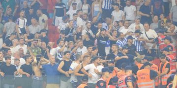 Media greke i jep jehonë përplasjes në Air Albania: Sakatim në Shqipëri, tifozët e Beshiktashit hëngrën dru në Tiranë