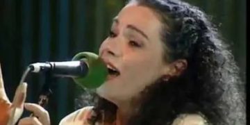 Ikonë e festivaleve në vitet ’90! Këngëtarja shqiptare që u rrit jetime, me nënën gjallë