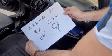 VIDEO/ “Hajdut, por me zemër”! Ktheu makinën që i kishte vjedhur çiftit të sapomartuar, bashkë dhe me fustanin e nusërisë