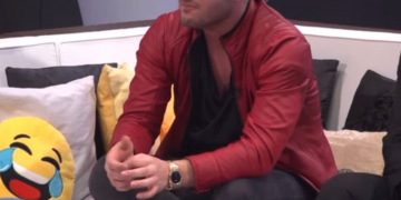 Video/ Këngëtari shqiptar ‘lë nam’ në mes të emisionit, nuk di kuptimin e fjalëve…