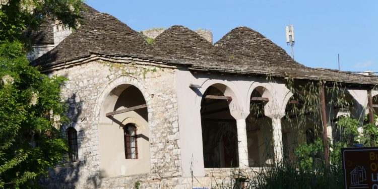 Si u vra me gurë vajza shqiptare sipas zakonit të evrenjve, nga shkaku pse ishte e dashura e një napolitani?