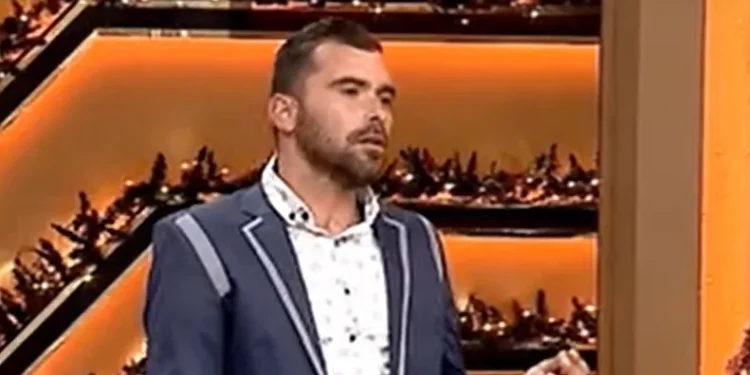 “Mamanë time e panë te semafori”! Trondit rrëfimi i djalit: Nënën e kapa në telefon me dashnorin, babai nuk e përballoi dot, vdiq nga turpi!