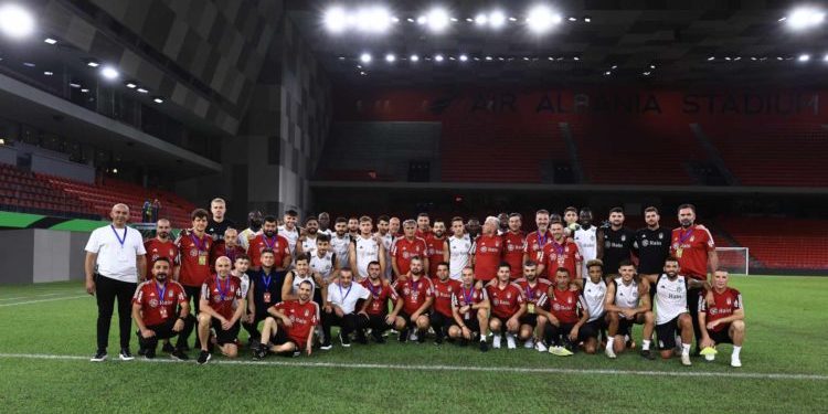 Kemi ku t’i presim miqtë! Turqit e Beshiktashit impresionohen nga “Air Albania“: Mos keni ngatërruar rrugën dhe keni shkuar në “Anfield Road“?