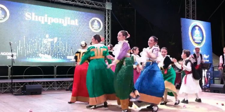 Festivali i 41 i këngës arbëreshe: Tre netë me muzikë shqiptare ndezin San Demetrion