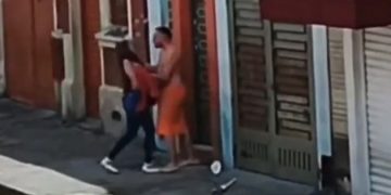 Video e rrallë: Burri kapet mat nga gruaja: Dashnorja me tanga pas gruas i arratiset me motor