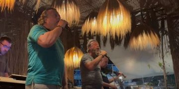 VIDEO/ Po performonte në një lokal në Dhërmi, këngëtari Endri Prifti “zhduket” papritur nga skena