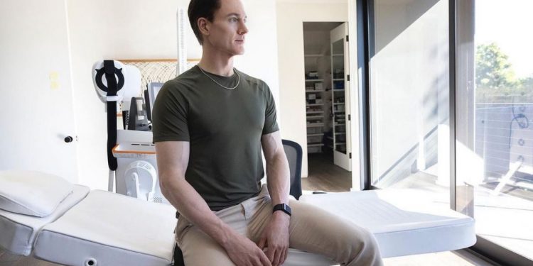 “U jep femrave… listë”?! Jeta e ndërlikuar e dashurisë së manjatit 45-vjeçar që dëshiron të qëndrojë përgjithmonë i ri