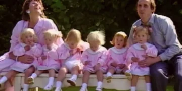 Dy foto të  “gjashtënjakeve” të mitura dhe… pas 30 vitesh! Imagjinoni ç’ka hequr nëna e tyre për t.i rritur