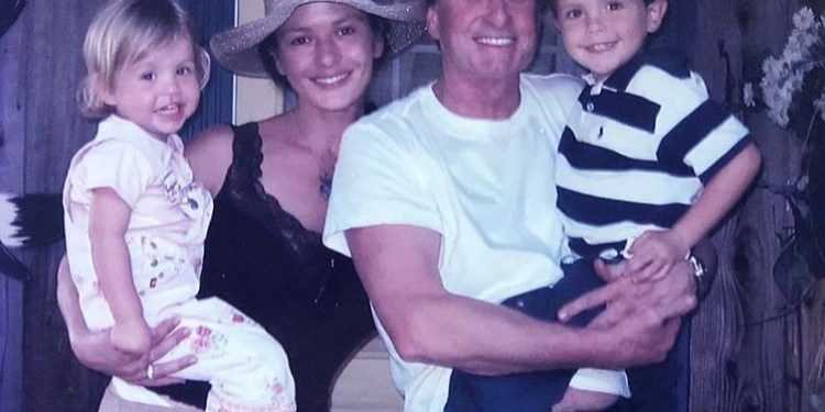 Shumë urime për  Michael Douglas dhe Catherine Zeta Jones që e kanë ditëlindjen sot në një ditë