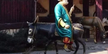 Pak humor dhe filozofi nga Nastradini Hoxha:  I kam hipur gomarit mbrapsh që të shikoj rreziqet që më vijnë nga pas, se ato que më vijnë nga para i shikon gomari!