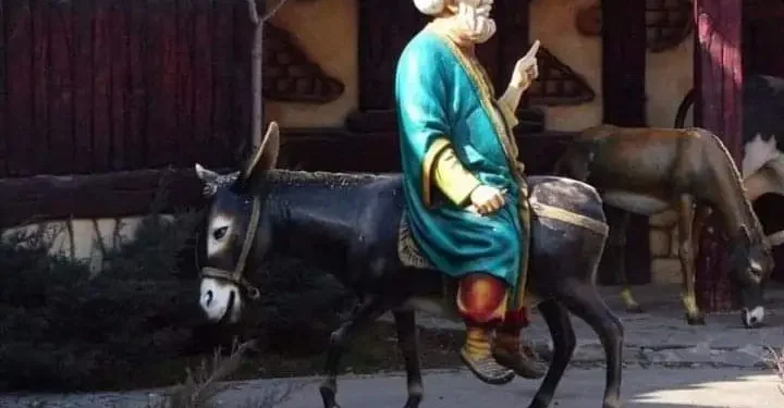 Pak humor dhe filozofi nga Nastradini Hoxha: I kam hipur gomarit mbrapsh që të shikoj rreziqet që më vijnë nga pas, se ato que më vijnë nga para i shikon gomari!