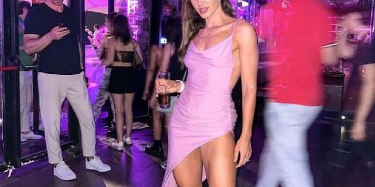 Një foto me heroin tonë Kombëtar, që e lë gruan me rroba banjo në plazh’! Aulona Musta ironizon fansat