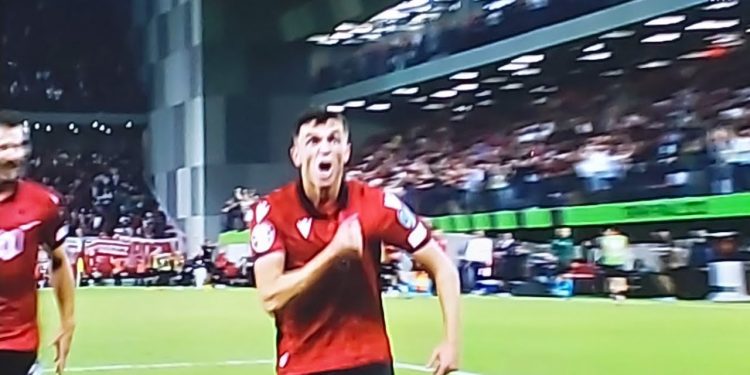 “Gjithmonë kuqezi”! Jasir Asani shuplakë lehsave anti-Shqipëri: A e dini ti çfarë ndjenje është të luash për Shqipërinë?!