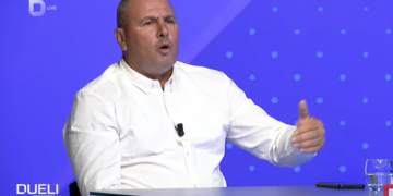 “Kombëtaren e Shqipërisë e mbajnë kosovarët“! Dikush duhet t’i thotë këtij idioti se kombëtarja ka 24 lojtarë dhe nuk mbahet me dy tre kosovar