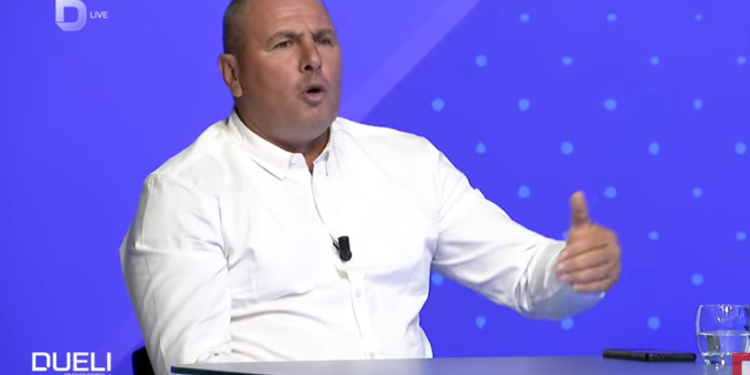 “Kombëtaren e Shqipërisë e mbajnë kosovarët“! Dikush duhet t’i thotë këtij idioti se kombëtarja ka 24 lojtarë dhe nuk mbahet me dy tre kosovar