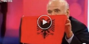 Analisti turk habit gjithë botën me veprimin e tij! Nxjerr flamurin shqiptar në emision: Këta janë… (Video)