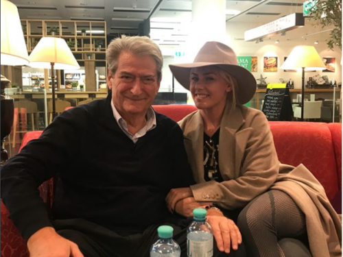 Olta Gixhari me Sali Berishën në Austri kur ai shkoi për kurim, në rolin e infermjeres apo …(Foto)