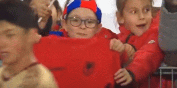 Video fantastike, fanella e Shqipërisë shfaqet në stadiumin e Baselit, e mban një tifoz i vogël