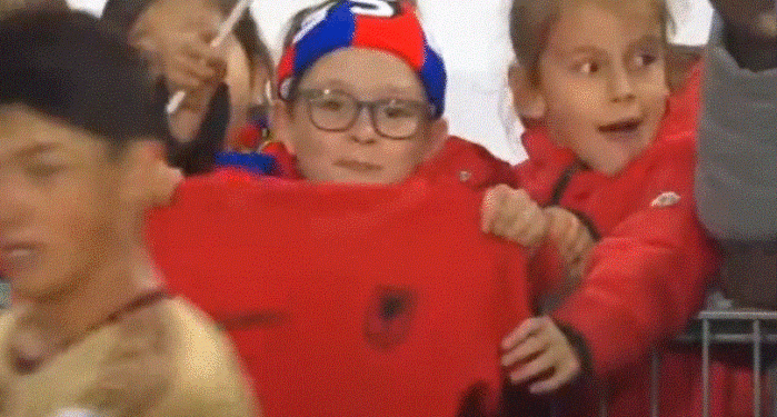 Video fantastike, fanella e Shqipërisë shfaqet në stadiumin e Baselit, e mban një tifoz i vogël