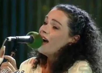 Ikona e festivaleve të viteve ’90 feston sot 69-vjetorin e lindjes, e gjeni dot për cilën këngëtare shqiptare bëhet fjalë