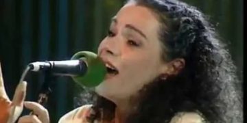 Ikona e festivaleve të viteve ’90 feston sot 69-vjetorin e lindjes, e gjeni dot për cilën këngëtare shqiptare bëhet fjalë