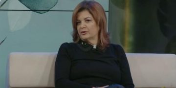 Ish bashkëshortja tregon me “gëzim”: E kam veshur nuse gruan e burrit!