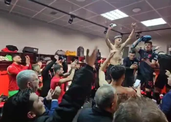 VIDEO/ Shpërthen festa: Rishkruajtën historinë, kuqezinjtë “e djegin” në dhomat e zhveshjes! Këndojnë e kërcejnë me këngë patriotike