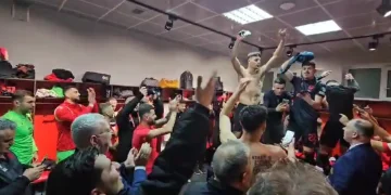 VIDEO/ Shpërthen festa: Rishkruajtën historinë, kuqezinjtë “e djegin” në dhomat e zhveshjes! Këndojnë e kërcejnë me këngë patriotike