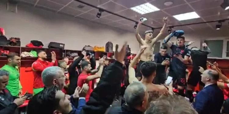 VIDEO/ Shpërthen festa: Rishkruajtën historinë, kuqezinjtë “e djegin” në dhomat e zhveshjes! Këndojnë e kërcejnë me këngë patriotike