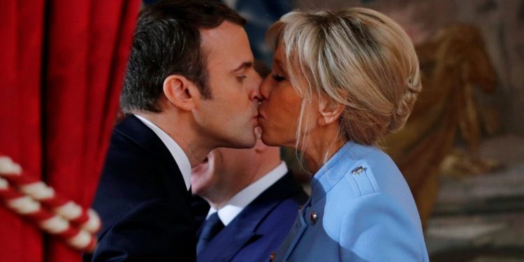 “E vetmja pengesë ishin fëmijët e mi”! Gruaja e Emmanuel Macron tregon si priti 10 vite për t’u martuar me shokun e klasës së vajzës së saj