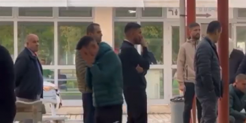 VIDEO/ Rrënqethëse! Lojtarët e Egnatias shpërthejnë në lot kur ambulanca largohet me trupin e pajetë të Dwamenës