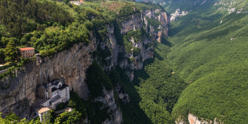 Ndërtuar në faqen e malit 1000m të lartë: Kisha e pabesueshme e botës së vjetër!