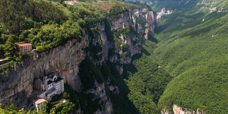 Ndërtuar në faqen e malit 1000m të lartë: Kisha e pabesueshme e botës së vjetër!